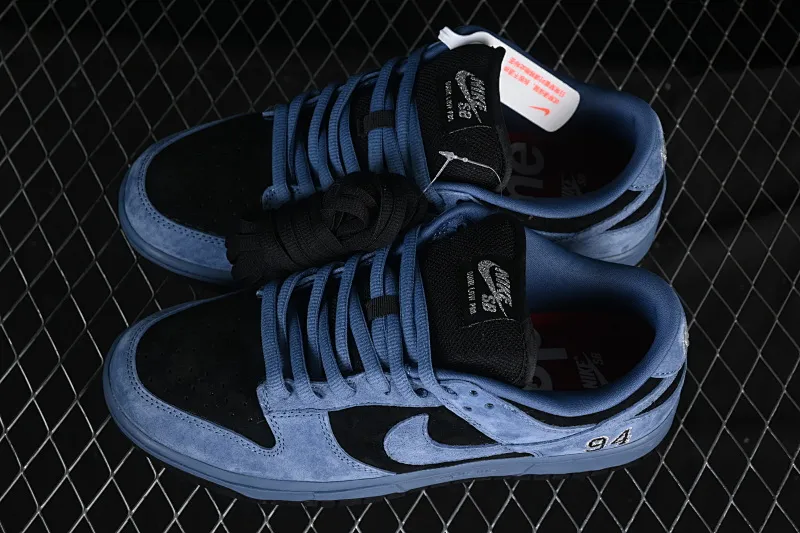 All Categories Nk SB Dunk Series Nk SB Dunk Low Low-top sneakers Supreme x Nike Dunk SB Dunk Low joint black and blue low-top casual skateboard shoes HQ8487-400